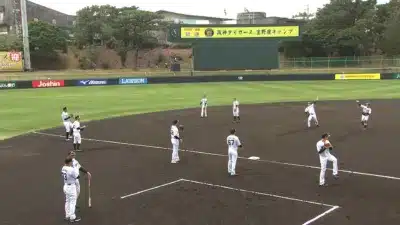 阪神タイガースの選手たちが野球場で守備練習を行う様子