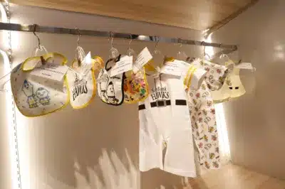 ホークスのキャラクターがデザインされたベビースタイやロンパース