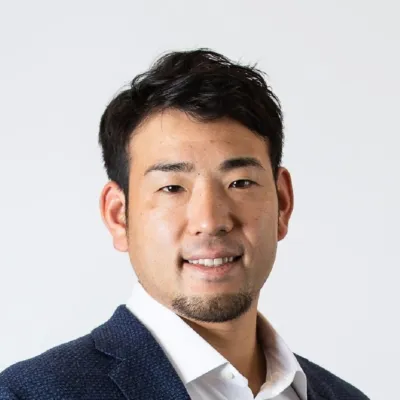 ネイビーのスーツを着て笑顔を見せる菊池雄星選手