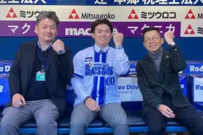 写真左から：取締役副社長 岩船 裕二 横浜DeNAベイスターズ 林 琢真選手 取締役副社長 中山 和成