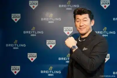 笑顔で拳を握りポーズをとる三浦大輔氏