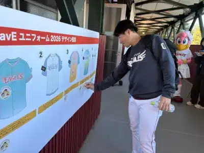 ユニフォームデザイン投票の様子