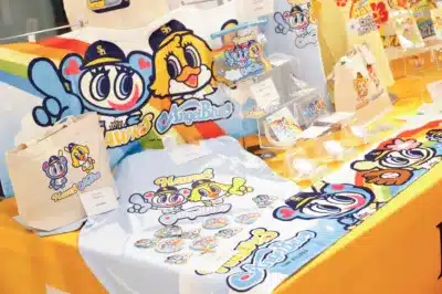 エンジェルブルーとコラボしたTシャツやトートバッグ