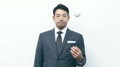 スーツ姿で野球ボールを前にした菊池雄星選手