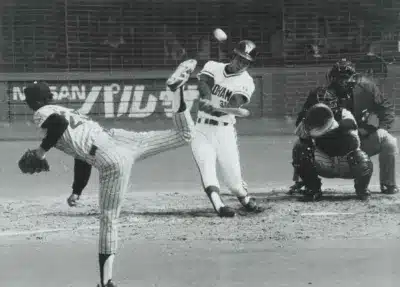 野球の試合風景（白黒写真）