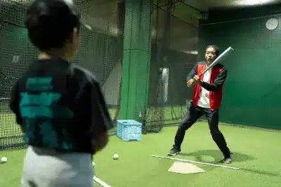 室内での野球指導風景