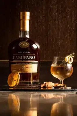 ロン・カルパノのボトルとグラス