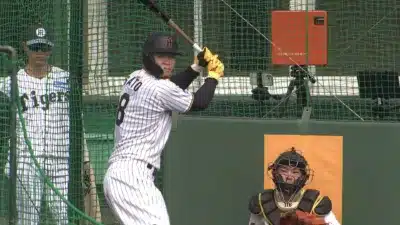 阪神タイガースの佐藤輝明選手がバッティング練習を行う様子