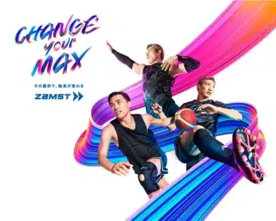 3人のアスリートが躍動感あふれるポーズでスポーツギアを着用し、カラフルなリボンの背景に浮かび上がっています。バスケットボールやサッカーの要素が見られ、「CHANGE your MAX」というメッセージと「ZAMST」のロゴが配された、スポーツブランドの広告ビジュアルです。
