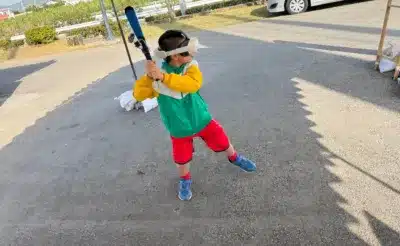 VRヘッドセットを装着した少年