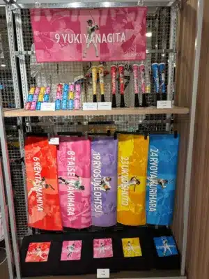 柳田悠岐選手など人気選手のタオルやアクリルキーホルダーが並ぶ