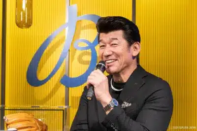 マイクを手に笑顔で話す三浦大輔氏