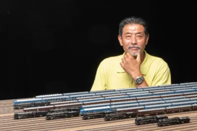 鉄道模型を楽しむ男性