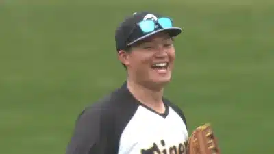 笑顔を見せる阪神タイガースの野球選手