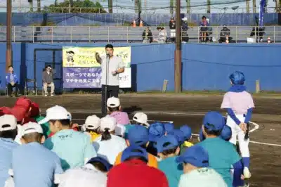 男性が子供たちに話す