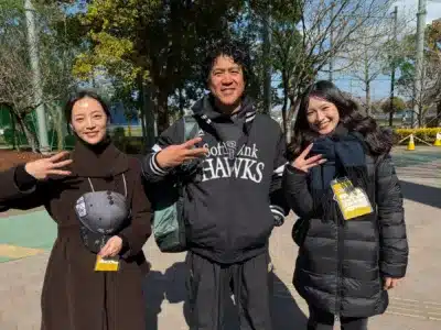 ホークスキャンプでの城島CBOと番組アシスタント