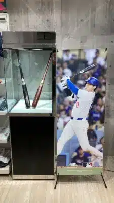 大谷翔平選手パネルとバットの展示