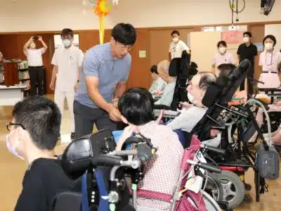 車椅子での交流の様子