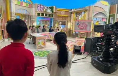 テレビスタジオの子供たち