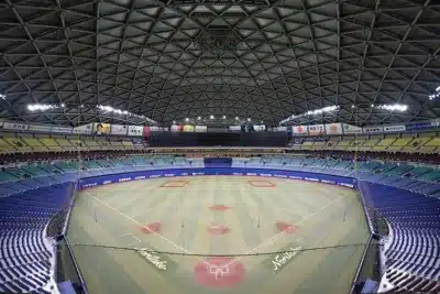 バンテリンドーム ナゴヤの全景とNGK芝広告