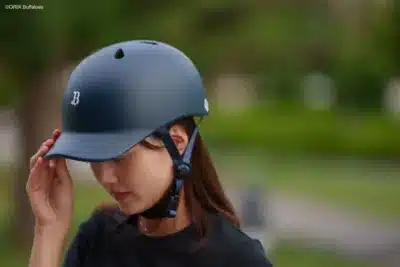 オリックス・バファローズのヘルメットを着用した女性