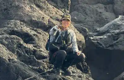 釣り上げた魚を持つ男性