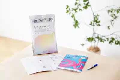 腸内フローラ検査サービス「Flora Scan」のキットと関連資料