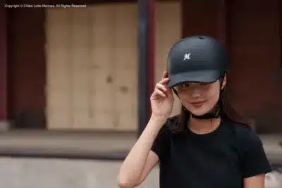 千葉ロッテマリーンズのヘルメットを着用した女性