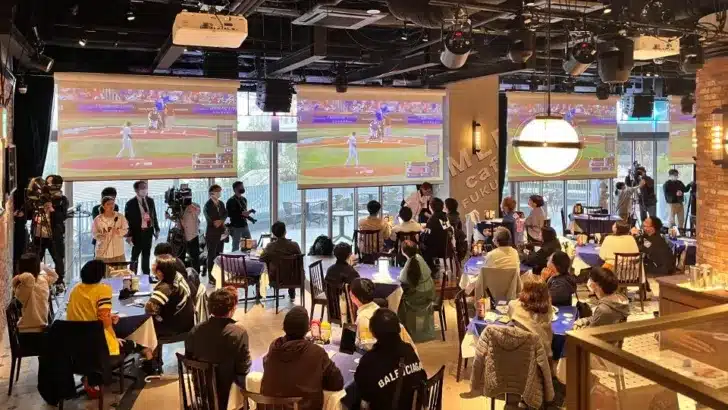 【MLB café FUKUOKA】WBC日本戦を大迫力パブリックビューイングで応援！公式グッズで推し活も充実！