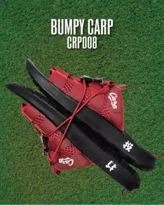 BUMPY CARPのロゴが入った赤いサンダル