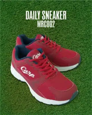 Carpロゴ入りの赤いデイリースニーカー