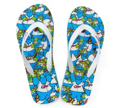 スラィリーの顔がデザインされたビーチサンダル