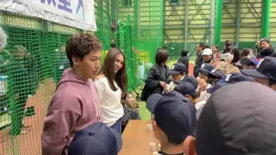 子どもたちと交流する吉田正尚選手