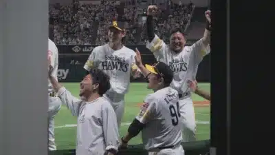 勝利を喜ぶ福岡ソフトバンクホークスの選手たち