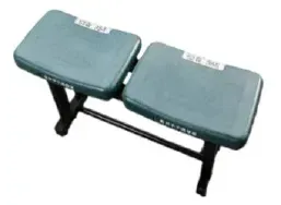 緑色のクッションが付いた二人掛けのベンチ