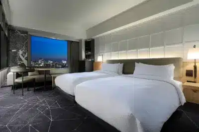 都会の夜景を一望できるモダンなホテル客室