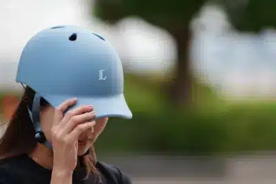 西武ライオンズのヘルメットを着用した女性