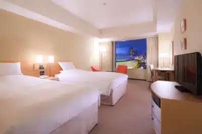 東京ドームとライトアップされた遊園地の夜景が見える客室