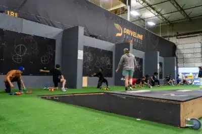 室内練習場でプライオボール®を使って練習する子どもたち