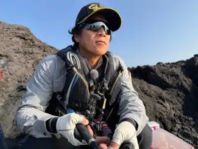 磯釣りを楽しむ男性