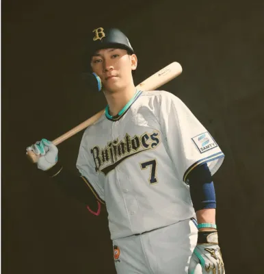 バットを肩に担ぐ西川龍馬選手