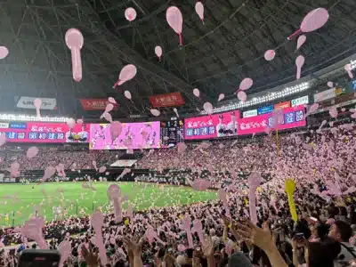 ピンクのジェット風船が舞う球場