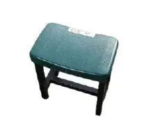 緑色のプラスチック製スツール