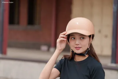 東北楽天ゴールデンイーグルスのヘルメットを着用した女性