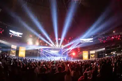 ドーム会場での大規模音楽イベントの様子