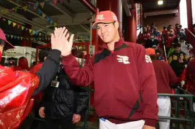 選手とハイタッチ