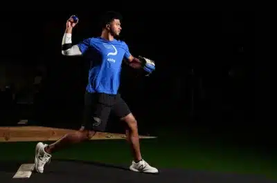 プライオボール®で投球練習をするアスリート