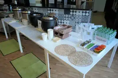 ビュッフェ形式の食事コーナー