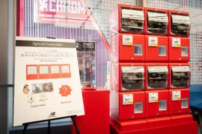 赤いガチャガチャ筐体