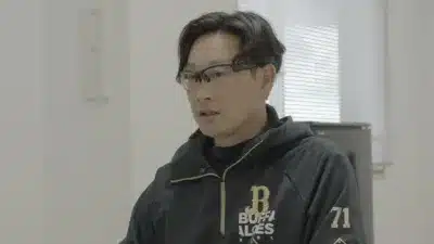 オリックス・バファローズのロゴが入ったパーカーを着た男性が話している様子